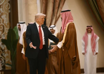 El presidente estadounidense Donald Trump (izquierda) conversa con el príncipe heredero saudí Mohammed bin Salman, durante una reunión del Consejo de Cooperación del Golfo (CCG) de seis naciones en Riad, Arabia Saudita, el 14 de mayo de 2025. (Brendan SMIALOWSKI / AFP)