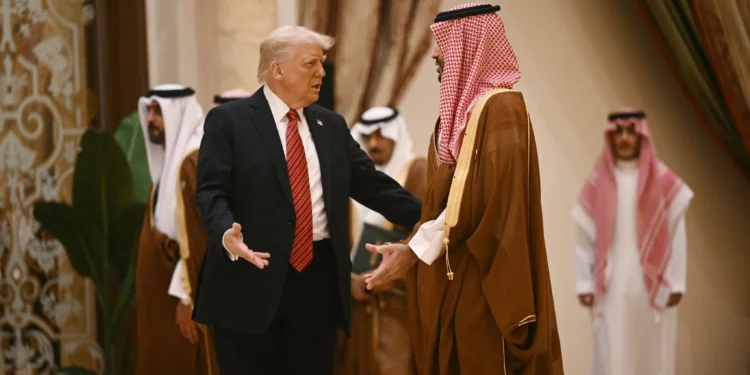 El presidente estadounidense Donald Trump (izquierda) conversa con el príncipe heredero saudí Mohammed bin Salman, durante una reunión del Consejo de Cooperación del Golfo (CCG) de seis naciones en Riad, Arabia Saudita, el 14 de mayo de 2025. (Brendan SMIALOWSKI / AFP)