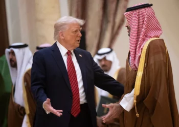 El presidente estadounidense Donald Trump conversa con el príncipe heredero saudí Mohammed bin Salman antes de posar para una foto de familia con los líderes del Golfo durante una reunión del Consejo de Cooperación del Golfo (CCG) de seis naciones en Riad el 14 de mayo de 2025. (Brendan Smialowski / AFP)