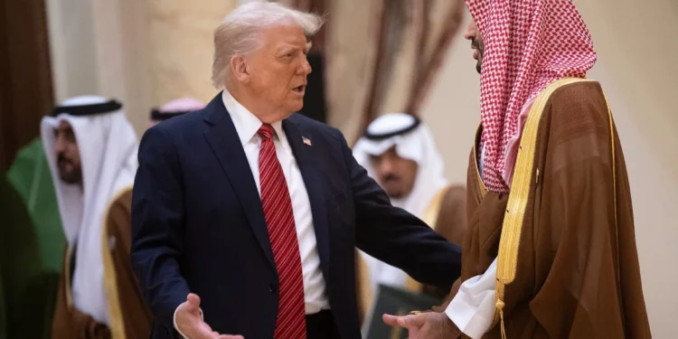 El presidente estadounidense Donald Trump conversa con el príncipe heredero saudí Mohammed bin Salman antes de posar para una foto de familia con los líderes del Golfo durante una reunión del Consejo de Cooperación del Golfo (CCG) de seis naciones en Riad el 14 de mayo de 2025. (Brendan Smialowski / AFP)