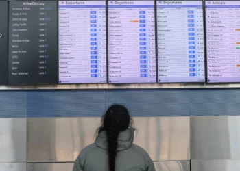 Una persona mira una pantalla de horarios de vuelos en la Terminal 8 del Aeropuerto JFK el 29 de agosto de 2025 en Nueva York, Nueva York (Michael M. Santiago / GETTY IMAGES NORTH AMERICA / Getty Images vía AFP)