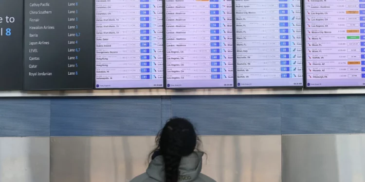 Una persona mira una pantalla de horarios de vuelos en la Terminal 8 del Aeropuerto JFK el 29 de agosto de 2025 en Nueva York, Nueva York (Michael M. Santiago / GETTY IMAGES NORTH AMERICA / Getty Images vía AFP)