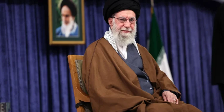 Una fotografía distribuida por la oficina del líder supremo de Irán, el ayatolá Ali Jamenei, lo muestra dirigiéndose a una reunión con campeones locales y medallistas de deportes y premios mundiales de ciencia en Teherán el 20 de octubre de 2025. (KHAMENEI.IR / AFP)