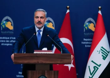 El ministro de Asuntos Exteriores turco, Hakan Fidan, habla durante una rueda de prensa conjunta con su homólogo iraquí (no aparece en la imagen), tras su reunión en el Ministerio de Asuntos Exteriores iraquí, en Bagdad, el 2 de noviembre de 2025. (AHMAD AL-RUBAYE / AFP)