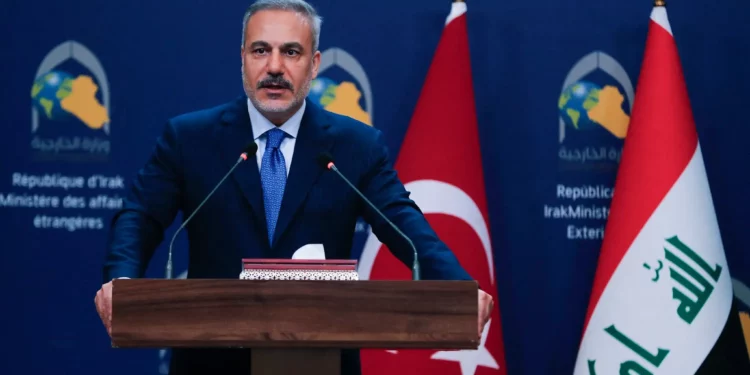 El ministro de Asuntos Exteriores turco, Hakan Fidan, habla durante una rueda de prensa conjunta con su homólogo iraquí (no aparece en la imagen), tras su reunión en el Ministerio de Asuntos Exteriores iraquí, en Bagdad, el 2 de noviembre de 2025. (AHMAD AL-RUBAYE / AFP)