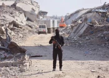 Un hombre armado de Hamás se encuentra en la ciudad de Gaza el 2 de noviembre de 2025. (Omar AL-QATTAA / AFP)