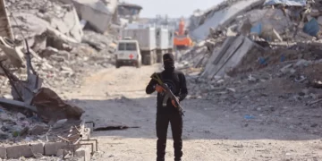 Un hombre armado de Hamás se encuentra en la ciudad de Gaza el 2 de noviembre de 2025. (Omar AL-QATTAA / AFP)