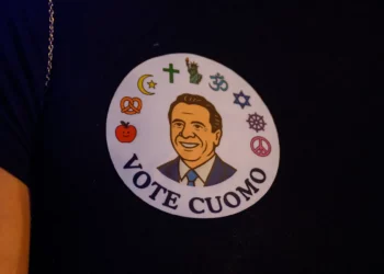Un simpatizante de Andrew Cuomo luce una pegatina durante la fiesta de la noche electoral del candidato a la alcaldía en Midtown Manhattan el 4 de noviembre de 2025, en la ciudad de Nueva York. (Alexi J. Rosenfeld/Getty Images/AFP)