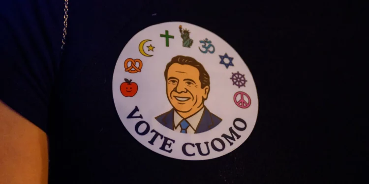 Un simpatizante de Andrew Cuomo luce una pegatina durante la fiesta de la noche electoral del candidato a la alcaldía en Midtown Manhattan el 4 de noviembre de 2025, en la ciudad de Nueva York. (Alexi J. Rosenfeld/Getty Images/AFP)