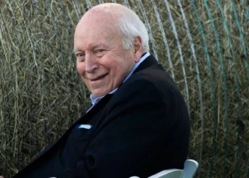 El ex vicepresidente Dick Cheney observa mientras asiste a una reunión de la noche de las elecciones primarias para su hija, la representante Liz Cheney, el 16 de agosto de 2022, en Jackson, Wyoming (Foto AP/Jae C. Hong)