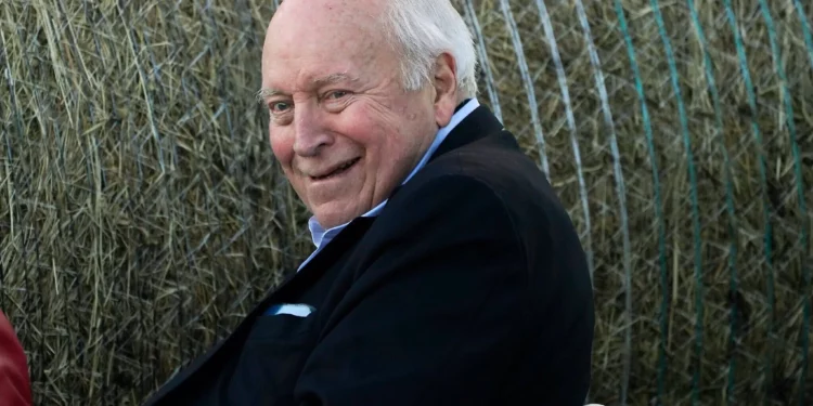 El ex vicepresidente Dick Cheney observa mientras asiste a una reunión de la noche de las elecciones primarias para su hija, la representante Liz Cheney, el 16 de agosto de 2022, en Jackson, Wyoming (Foto AP/Jae C. Hong)