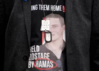 Ronen Neutra, padre de Omer Neutra, viste una camiseta con la imagen de su hijo mientras habla con los periodistas tras una reunión con el entonces presidente de Estados Unidos, Joe Biden, y las familias de los estadounidenses que fueron tomados como rehenes por Hamás durante los ataques del 7 de octubre en Israel, el 13 de diciembre de 2023, en Washington. (AP/Evan Vucci)