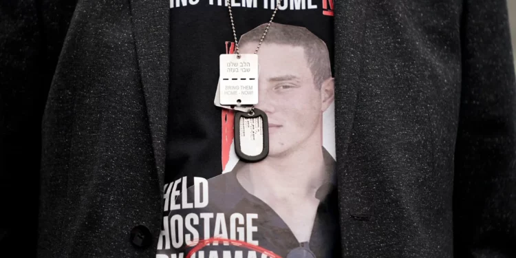 Ronen Neutra, padre de Omer Neutra, viste una camiseta con la imagen de su hijo mientras habla con los periodistas tras una reunión con el entonces presidente de Estados Unidos, Joe Biden, y las familias de los estadounidenses que fueron tomados como rehenes por Hamás durante los ataques del 7 de octubre en Israel, el 13 de diciembre de 2023, en Washington. (AP/Evan Vucci)