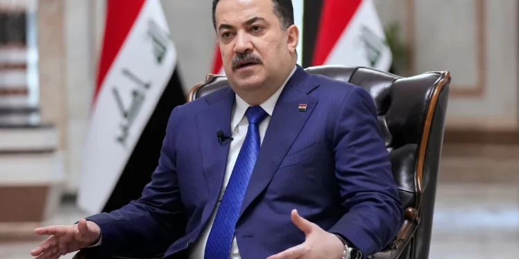 El primer ministro iraquí, Mohammed al-Sudani, habla durante una entrevista con The Associated Press en Bagdad el 28 de julio de 2025. (AP/Hadi Mizban)