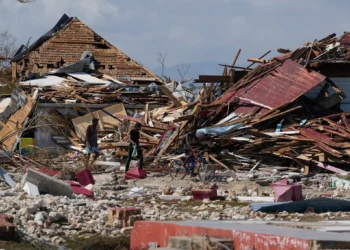 Los residentes se abren paso entre montones de escombros tras el paso del huracán Melissa en Black River, Jamaica, el 30 de octubre de 2025. (AP/Matias Delacroix)