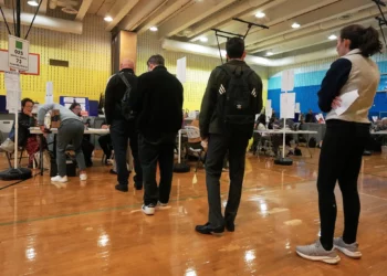 Los votantes se registran en un centro de votación en Nueva York, el martes 4 de noviembre de 2025. (Foto AP/Richard Drew