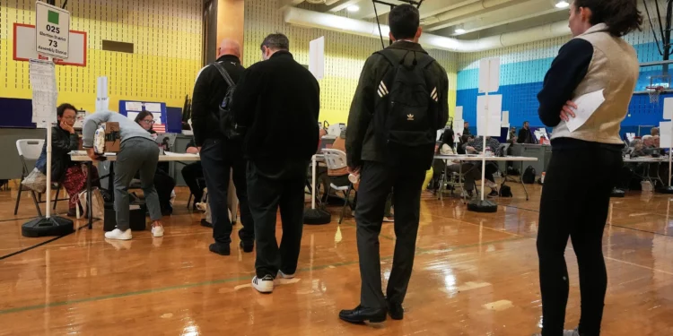 Los votantes se registran en un centro de votación en Nueva York, el martes 4 de noviembre de 2025. (Foto AP/Richard Drew