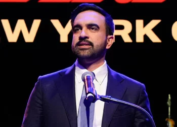 Zohran Mamdani pronuncia un discurso tras ganar las elecciones a la alcaldía de Nueva York el 4 de noviembre de 2025. (Foto AP/Yuki Iwamura)