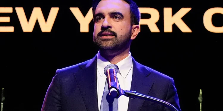 Zohran Mamdani pronuncia un discurso tras ganar las elecciones a la alcaldía de Nueva York el 4 de noviembre de 2025. (Foto AP/Yuki Iwamura)