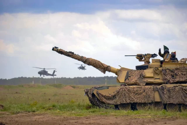 La brutal lista militar: obuses, Abrams y Apache masivos llegan a Grecia