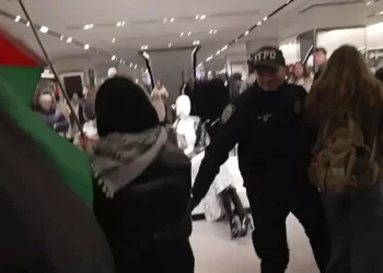 Activistas antiisraelíes irrumpen en tienda Zara durante el Black Friday