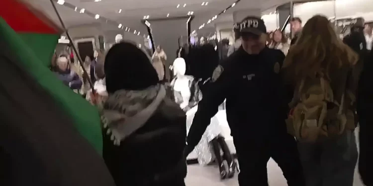 Activistas antiisraelíes irrumpen en tienda Zara durante el Black Friday