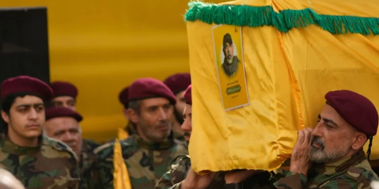 Drones israelíes sobrevuelan Beirut durante funeral de comandante de Hezbolá