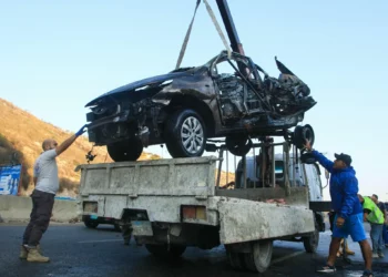 Trabajadores retiran los restos de un automóvil atacado por un avión no tripulado israelí en la aldea de Baissariyeh, en el sur del Líbano, el 10 de noviembre de 2025. (Mahmoud Zayyat/AFP)