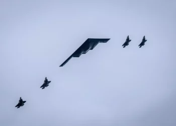 B-2 Spirit con cazas F-35