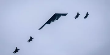 B-2 Spirit con cazas F-35