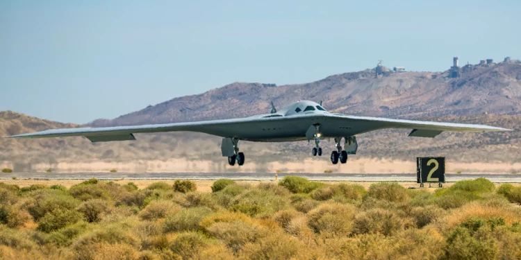 El bombardero B-21 Raider está cerca de su debut oficial