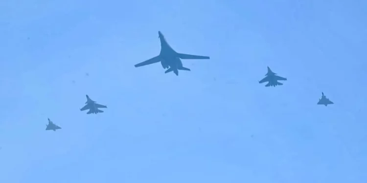 B-1B Lancer de la USAF entrena con aviones Su-30 y Mirages de la India