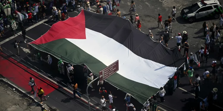 Miles marchan por la acción climática en la COP30: algunos llevan bandera palestina gigante