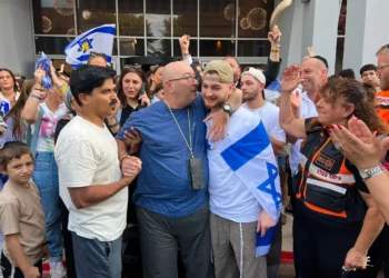 El rehén liberado Bar Kuperstein se dirige a su casa en Holon