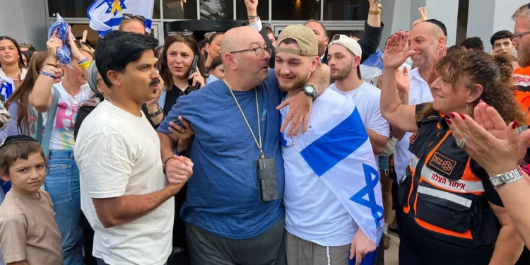 El rehén liberado Bar Kuperstein se dirige a su casa en Holon