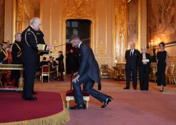 Beckham se arrodilla en Windsor para recibir título de caballero