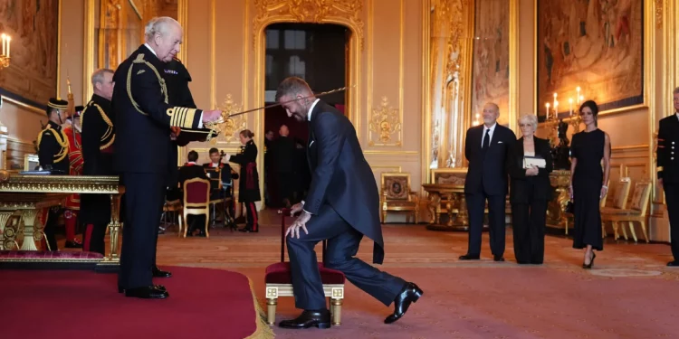 Beckham se arrodilla en Windsor para recibir título de caballero