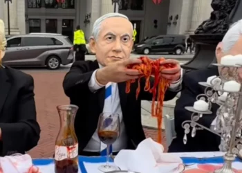 Activistas antisionistas recrean calumnia de sangre en estación de Washington