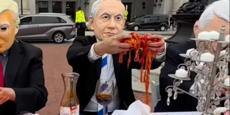 Activistas antisionistas recrean calumnia de sangre en estación de Washington