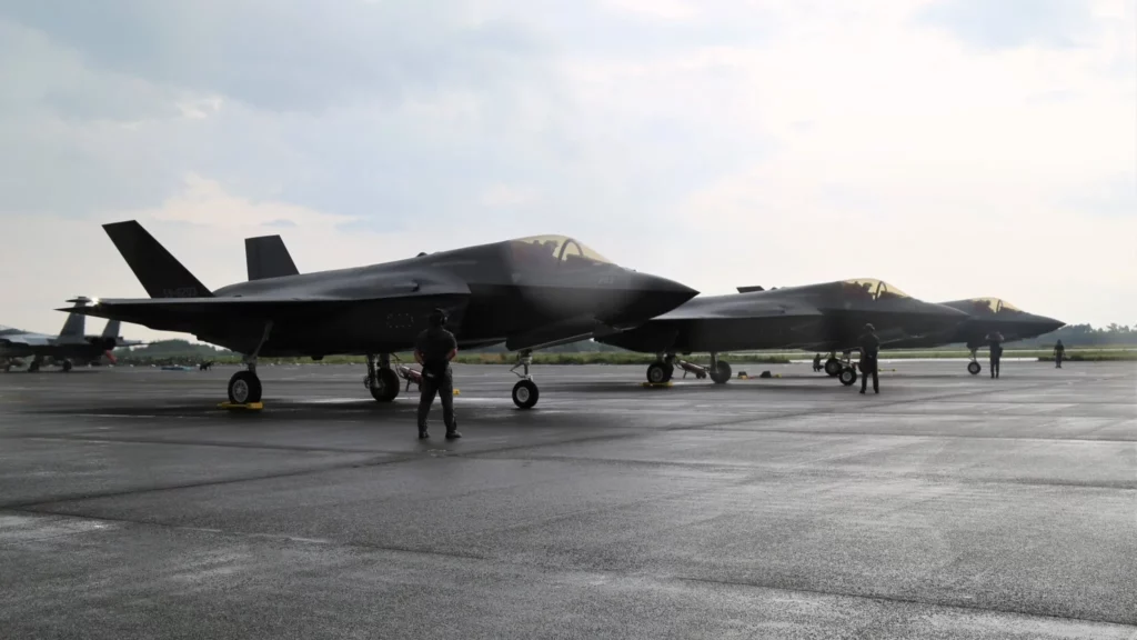 Los primeros tres F-35B de la JASDF en la línea de vuelo en la base aérea de Nyutabaru. (Crédito de la imagen: JASDF) 