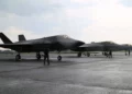 Los primeros tres F-35B de la JASDF en la línea de vuelo en la base aérea de Nyutabaru. (Crédito de la imagen: JASDF)