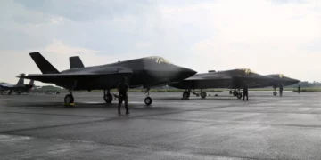 Los primeros tres F-35B de la JASDF en la línea de vuelo en la base aérea de Nyutabaru. (Crédito de la imagen: JASDF)