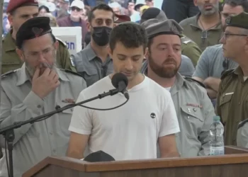 Hermano de Hadar Goldin critica al gobierno por “olvidar a los rehenes”