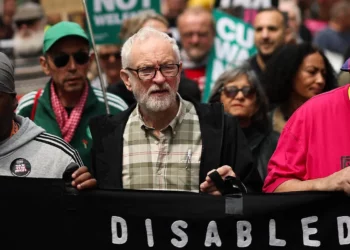 Corbyn elogia postura antiisraelí de Mamdani en acto de campaña local