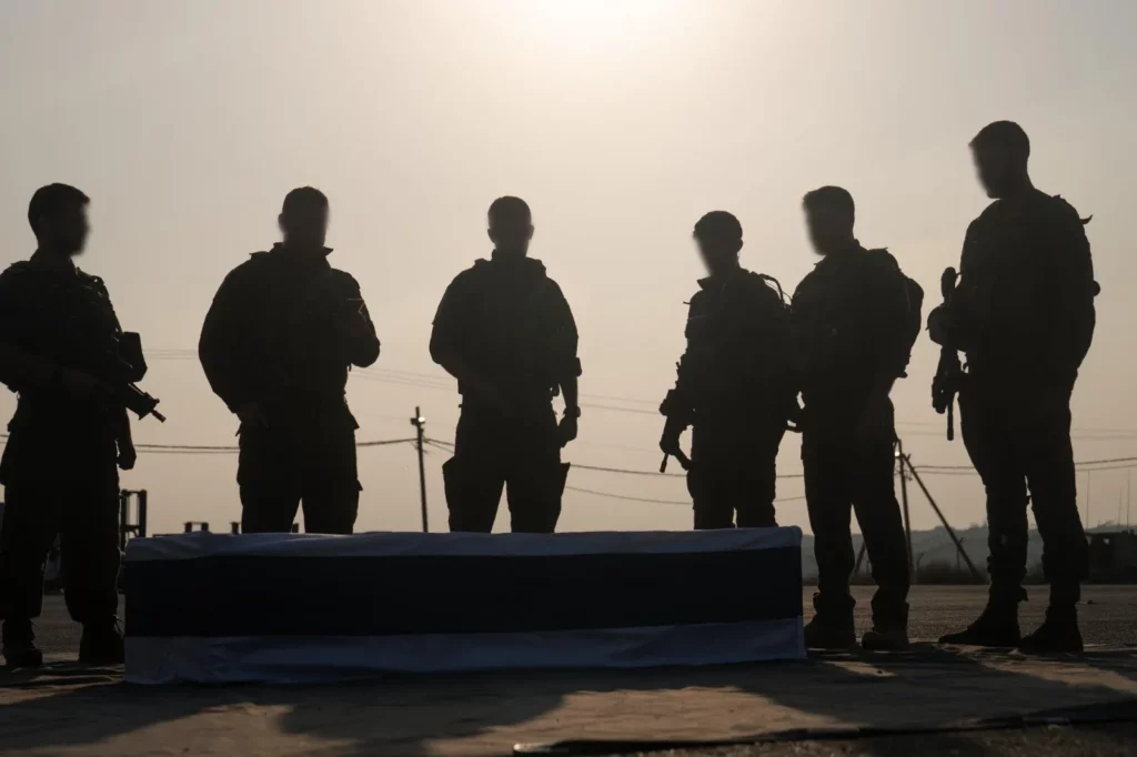 Los compañeros de Hadar Goldin escoltaron su cuerpo fuera de Gaza