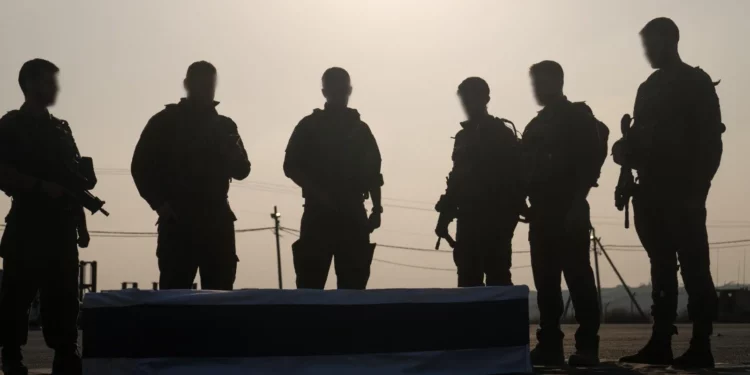 Los compañeros de Hadar Goldin escoltaron su cuerpo fuera de Gaza