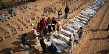 Israel entrega 15 cuerpos a Gaza a cambio del rehén asesinado Meny Godard