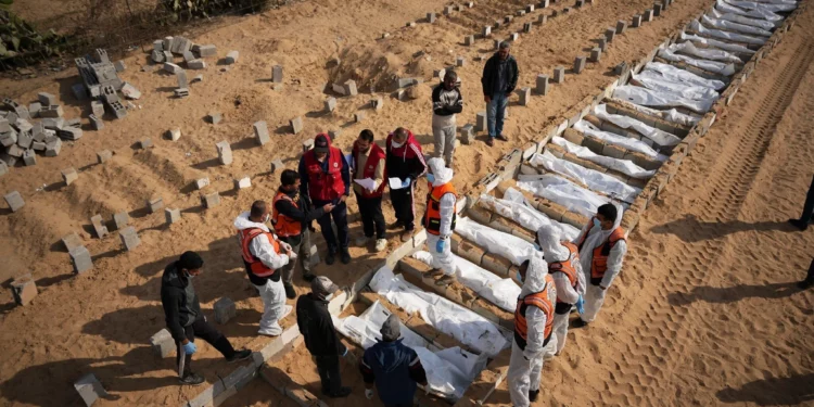 Israel entrega 15 cuerpos a Gaza a cambio del rehén asesinado Meny Godard
