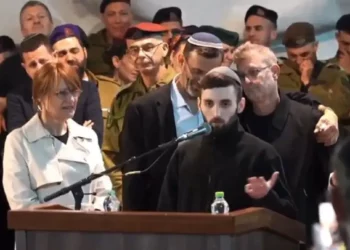 El soldado Matan Angrest, liberado como rehén, pronuncia un discurso en el funeral de su comandante, el capitán Daniel Pérez, en el cementerio militar del Monte Herzl, el 15 de octubre de 2025. (Captura de pantalla: X)