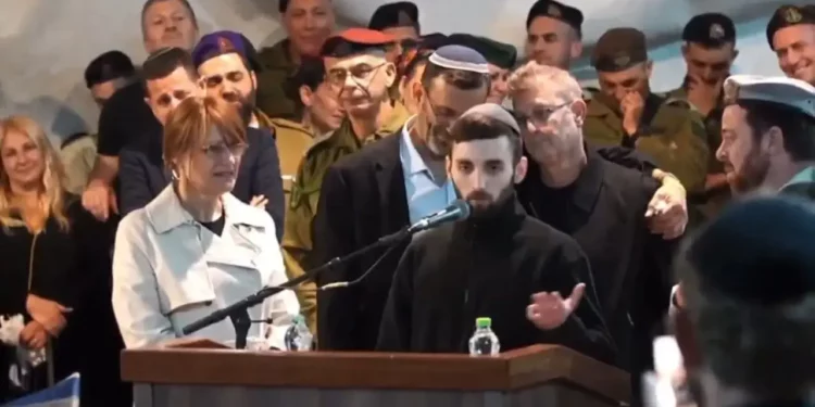 El soldado Matan Angrest, liberado como rehén, pronuncia un discurso en el funeral de su comandante, el capitán Daniel Pérez, en el cementerio militar del Monte Herzl, el 15 de octubre de 2025. (Captura de pantalla: X)